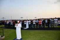 فيديو: أهالي يافا يؤدون صلاة عيد الأضحى المبارك في متنزه العجمي